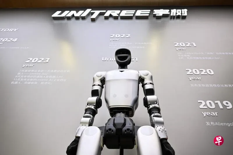 中国人形机器人制造商宇树科技的一款遥控机器人，上星期三（8月19日）在上海静安区的宇树科技“具身智能体验馆”展出。宇树科技在当天上市，股价飙升逾600%。（法新社）