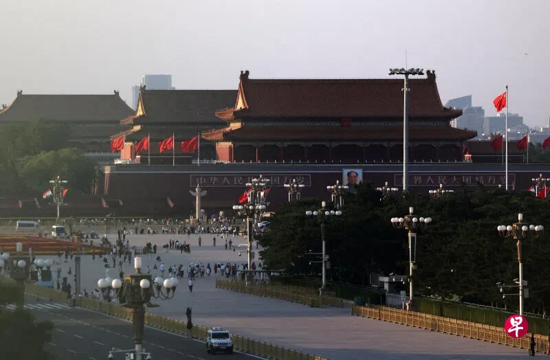 中国反跨境腐败法草案星期二（8月25日）提请十四届全国人大常委会会议首次审议。图为摄于5月11日的北京天安门广场。（路透社档案照）