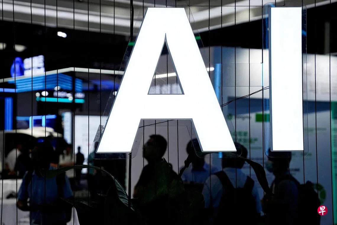 随着中国人工智能(AI)模型加速普及,大模型厂商开始集体把订阅服务搬上电商货架,希望跳出原有的开发者圈层,进一步触达个人创作者、学生和更多普通消费者。图为2023年7月6日,中国上海举行的世界人工智能大会现场可见一个AI标志。(路透社档案照片)