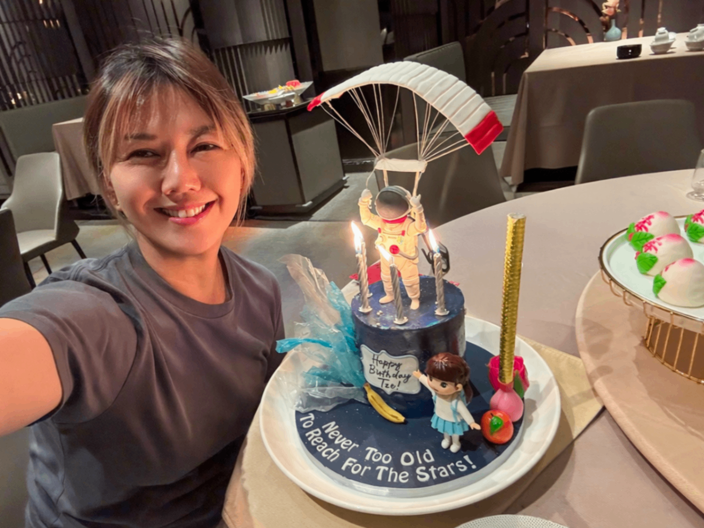 祝孙燕姿 48 岁生日快乐！ 孙燕姿买了一份奶油和香蕉的蛋糕作为午餐，并与丈夫一起看了《给阿嬷的情书》这部中国潮语家庭电